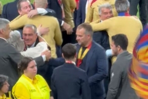 华体会网页版-选帅选对了！国王杯夺冠后拉波尔塔与弗里克拥抱