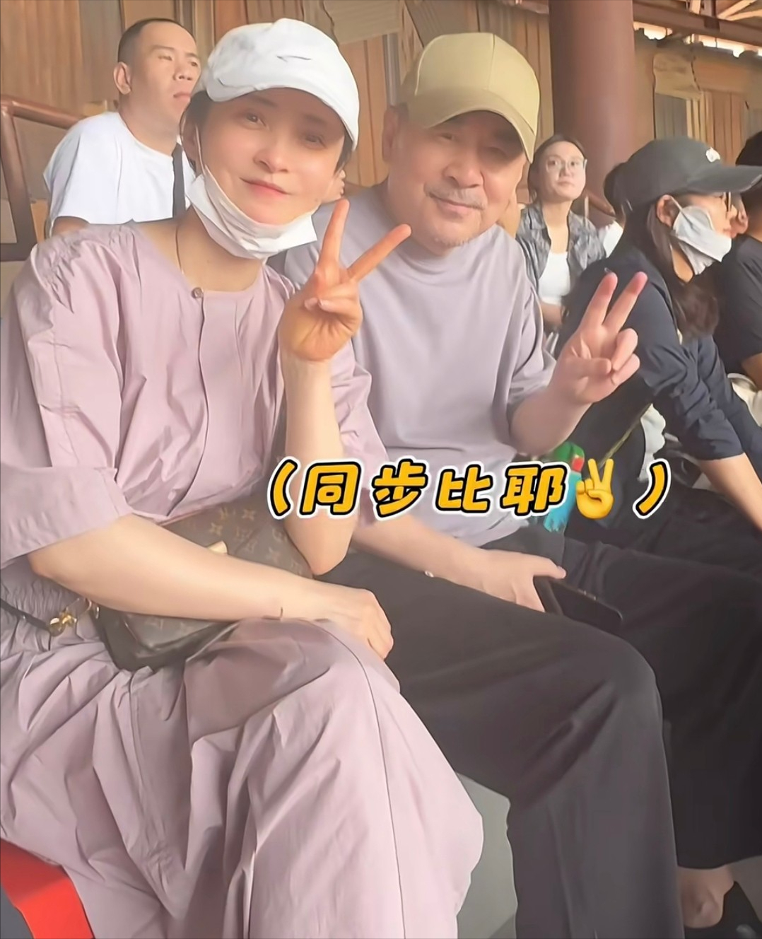 华体会入口-50岁蒋勤勤带娃出游，挽陈建斌胳膊超黏人，背2万包状态碾压老公