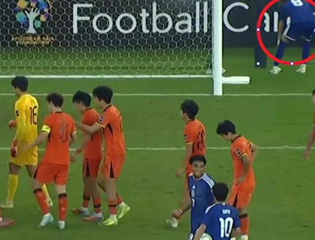 细节做到了极致！日本队主罚点球前：疑似偷看李昊点球笔记|中国队|日本足球|刘浩帆|U23亚洲杯|佐藤龙之介_新浪体育_新浪新闻